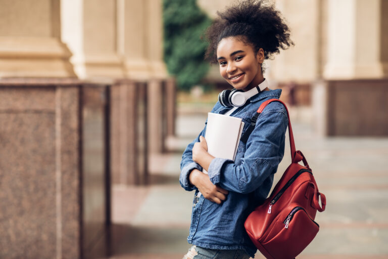 Succesvol Zwart Student Meisje Poseren Op Het Buiten Territorium Van De Universiteitscampus